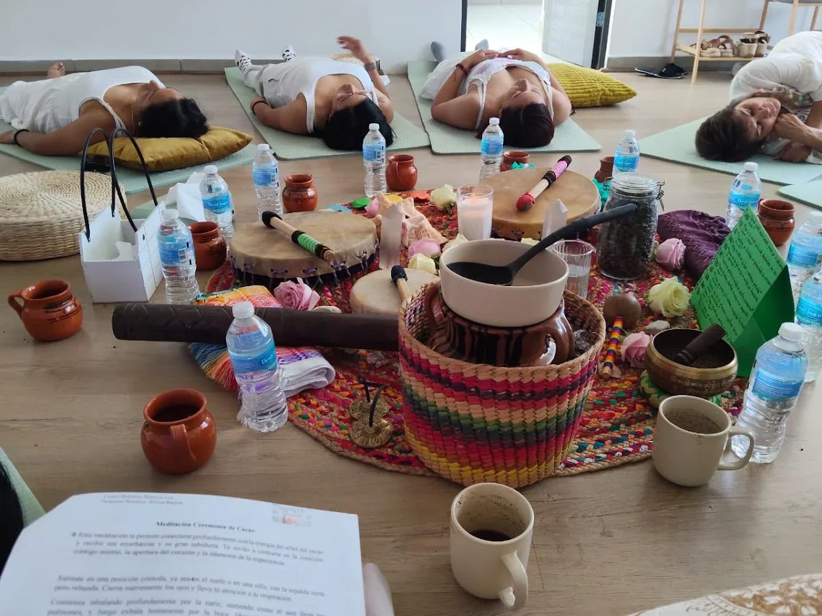 Altar de una ceremonia con cacao, velas y cuencos