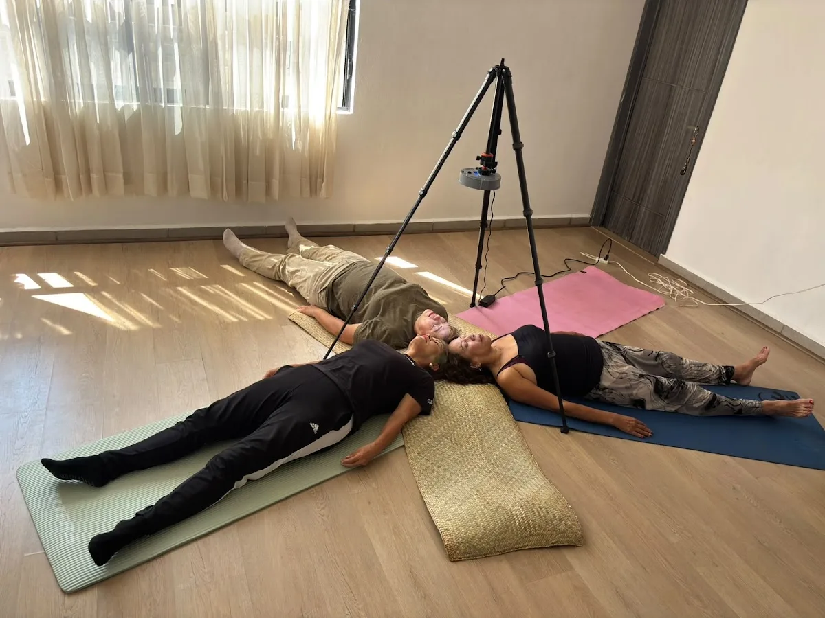 Sesión de relajación con tapetes en el piso