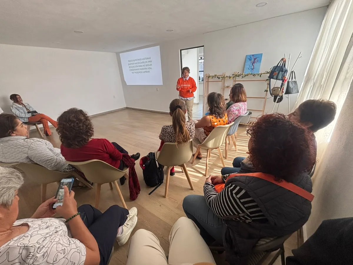 Plática en el salón