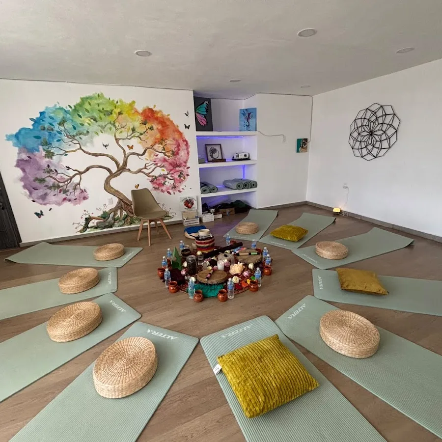 Salón de Casa Kali con tapetes de yoga acomodados en círculo alrededor de un altar
